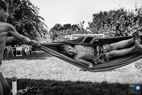 Een jongen zwaait zijn broer in een hangmat op deze foto genomen door een familiefotojournalist uit Kopenhagen, Denemarken.