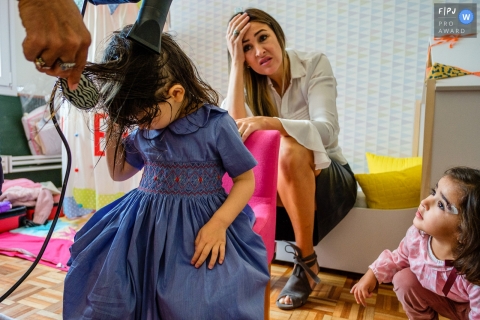 Sao Paulo Family Photography von jungen Mädchen, die sich für ihre Geburtstagsfeier fertig machen, wir sind spät dran und ihre Haare helfen NICHT!