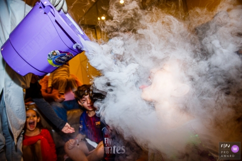 Sao Paulo kinderfeestfotografie in Brazilië van droogijsmist op een kindergezicht.