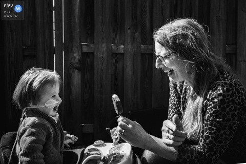 Photographie de famille Zuid Holland animée par le moment avec la mère et son petit et de la crème glacée