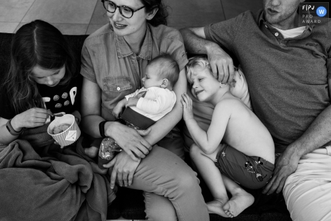 Photographie de famille anversoise lors d'un BW Day in the life session à la maison