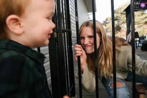 Een familiefotograaf in Kingston, Canada legde een kleine jongen vast die met een familievriend aan het spelen was