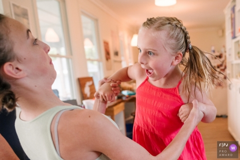 Familienfotografie aus Kingston, Ontario, die ein Mädchen dokumentiert, das mit ihrer älteren Schwester spielt