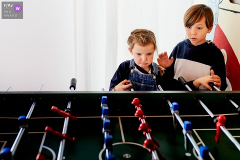 Familiefotografie in Bonn, Duitsland die de emoties vastlegt aan tafelvoetbal bij tafelvoetbal