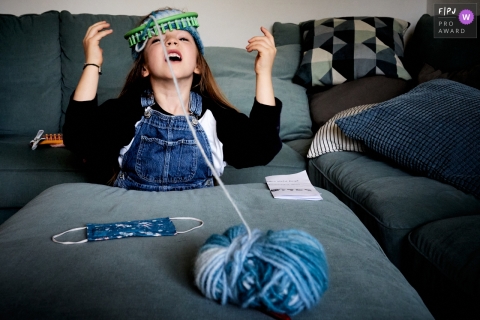 Bonn, NRW, photographie de famille documentaire d'une fille à la maison faisant l'éloge du tricot