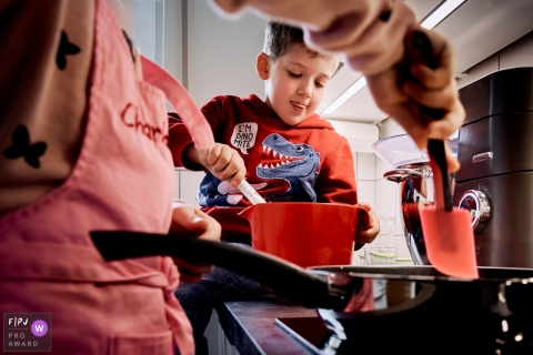 Bonn, Duitsland familiefotografie van de kleine pannenkoekenbakkers aan het werk in de keuken