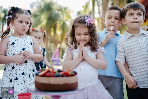 Un photographe de famille documentaire de Florianpolis, au Brésil, a fait la chronique de cette fille remerciant le jour de son anniversaire, au moment des félicitations