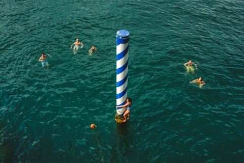 Die Familie vergnügt sich am Comer See, Italien