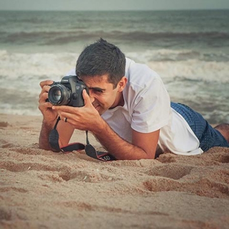 Portrait du photographe de la famille Macaé, Raphael Bozeo, de Rio de Janeiro au Brésil