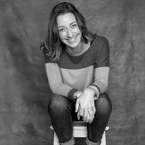 Portrait en studio de la photographe de famille documentaire de Porto Angela Azevedo, du Portugal