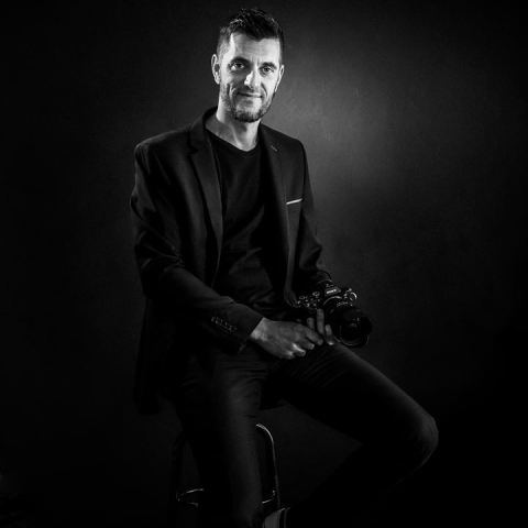 Studio portrait of France and Centre-Val de Loire family photographer Nathanael Charpentier