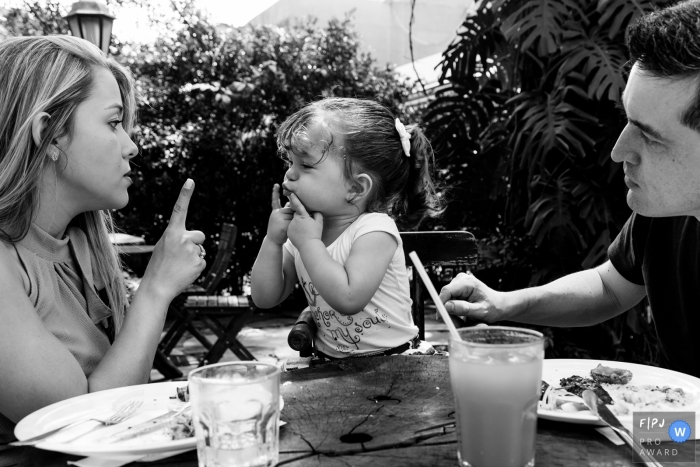 Photo: <a href="https://www.fpja.com/documentary-family-photography-contests/carolina-belini/goiania/2047231"> Carolina Belini - Brésil </a> Carolina Belini est une photographe de famille de Goias