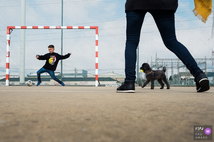 Photo by: <a href="https://www.fpja.com/documentary-family-photography-contests/joshua-dhondt/antwerpen/2060386">Joshua Dhondt - Belgium</a> A family and their dog plays soccer in this documentary-style family photo captured by an Antwerpen photographer.