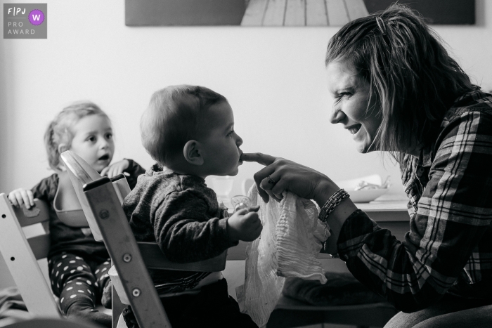 Photo by: <a href="https://www.fpja.com/documentary-family-photography-contests/estelle-chhor/h%C3%A9rault/2066016">Estelle Chhor - France</a> A baby boy bites his mother's finger in this FPJA award-winning image captured by a Herault family photographer.