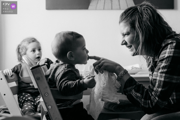 Un petit garçon mord le doigt de sa mère sur cette image primée FPJA prise par un photographe de la famille héraultaise.