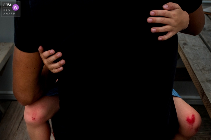 Photo by: <a href="https://www.fpja.com/documentary-family-photography-contests/gonda-meurs/noord-holland/2066271">Gonda Meurs - Netherlands</a> A father picks up his child after they skinned their knees in this family picture by a Netherlands photographer.