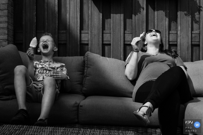 Photo by: <a href="https://www.fpja.com/documentary-family-photography-contests/liesbeth-parlevliet/zuid-holland/2068331">Liesbeth Parlevliet - Netherlands</a> A mother and son laugh as they eat popsicles together in this photograph created by a Netherlands family photojournalist.