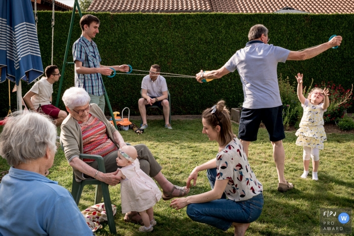 A large family spends the day playing games outside in this photo recorded by a Nantes award-winning, documentary-style family photographer. 