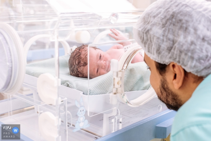 Photo par: Claudia Ruiz - Brésil Un père va rendre visite à son nouveau-né à l'hôpital sur cette photo prise par un photographe de naissance documentaire de Rio de Janeiro, au Brésil.