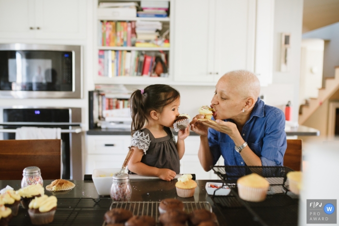 Une grand-mère mange des cupcakes avec sa petite-fille dans le cadre de ce concours récompensant une photo de la Family Photojournalist Association, créé par un photographe de famille de Los Angeles, en Californie.