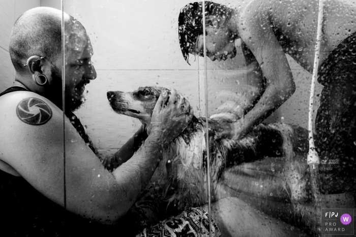 Photo by: <a href="https://www.fpja.com/documentary-family-photography-contests/joni-pereira/santa-catarina/2070896">Joni Pereira - Brazil</a> A father and son bathe their dog in the shower in this documentary-style family image recorded by a Florianopolis photographer.