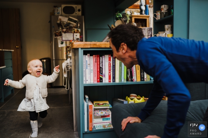 Une petite fille court avec enthousiasme vers son père sur cette photo d'un photojournaliste de famille du Norfolk, en Angleterre.