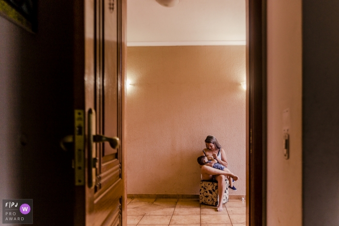 Photo by: <a href="https://www.fpja.com/documentary-family-photography-contests/lukinha-arruda/arapongas/2075871">Lukinha Arruda - Brazil</a> A mother nurses her son in the next room in this photo by an Arapongas family photojournalist.