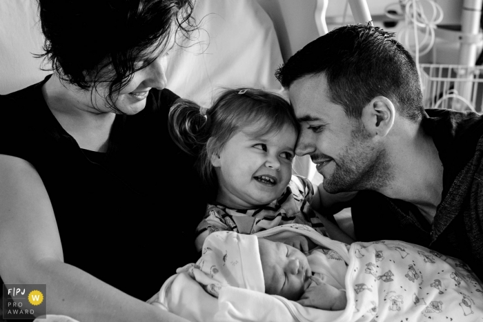 Le photojournaliste de la famille de Groningue a capturé cette photo en noir et blanc d'une grande soeur rencontrant son frère pour la première fois sous les yeux de maman et papa