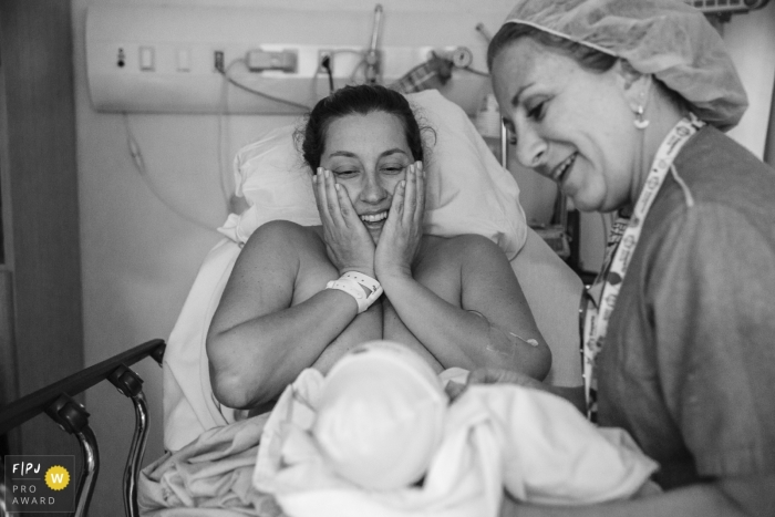 La photojournaliste de l'hôpital de São Paulo a capturé cette image en noir et blanc d'une mère regardant son nouveau-né, émerveillée