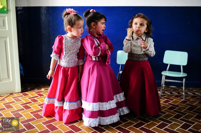 Photo by: <a href="https://www.fpja.com/documentary-family-photography-contests/nana-bonorino/rio-grande-do-sul/2080186">Nana Bonorino - Brazil</a> Rio Grande do Sul family photojournalist captured this photo of a child enjoying a snack while other children wish they had one