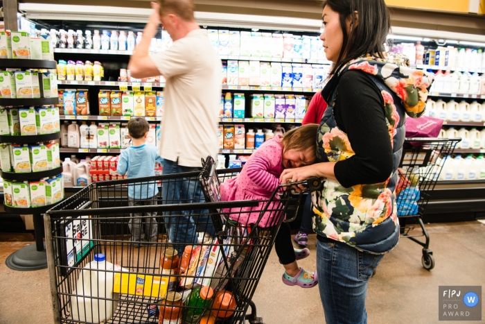 Une petite fille pleure alors que sa mère fait les courses à l'épicerie sur cette photo prise par un photojournaliste de la famille de Los Angeles, en Californie.