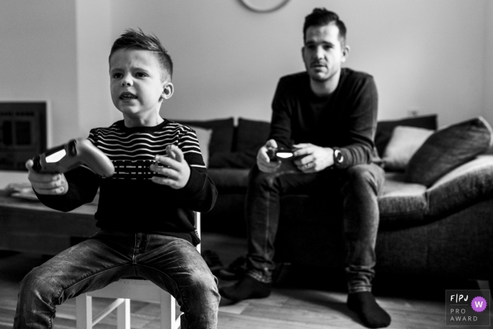 Photo by: <a href="https://www.fpja.com/documentary-family-photography-contests/gonda-meurs/noord-holland/2081466">Gonda Meurs - Netherlands</a> A father and son play video games together in this family picture by a Holland photographer.