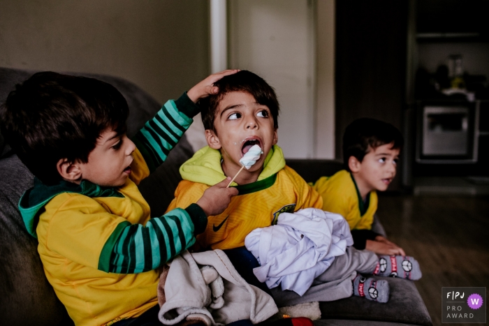 Photo by: <a href="https://www.fpja.com/documentary-family-photography-contests/joni-pereira/florianopolis/2082396">Joni Pereira - Brazil</a> A little boy feeds his brother in this image created by a Santa Catarina family photographer.