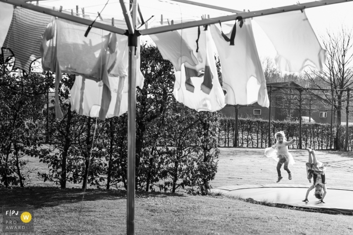 Le photojournaliste de la famille d'Eindhoven a créé cette image en noir et blanc de jeunes enfants jouant sur un trampoline tandis que le linge pendait au premier plan