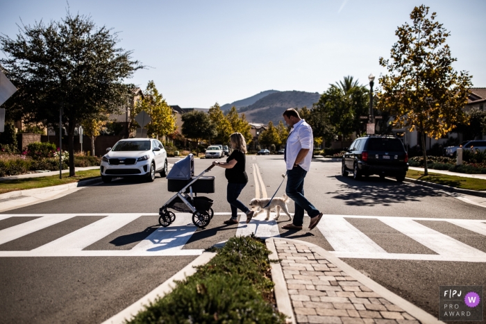 Une mère et un père traversent la rue avec leur chien et leur bébé dans le cadre de ce concours récompensant une photo de la famille Photojournalist Association, créé par un photographe de famille du comté d'Orange, en Californie.