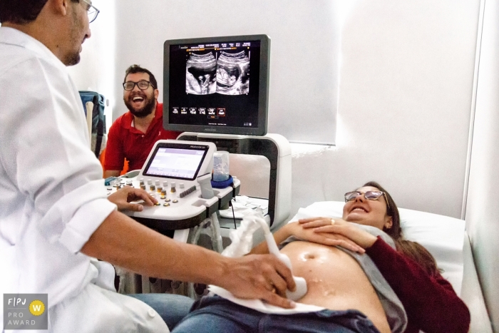 Le photojournaliste de la famille Sete Lagoas a capturé les expressions exaltées sur le visage des futurs parents alors qu'ils subissaient une échographie au bureau du médecin