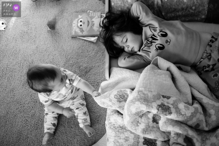 Photo by: <a href="https://www.fpja.com/documentary-family-photography-contests/benjamin-lipford/atlanta/2085726">Benjamin Lipford - United States</a> Atlanta family photography session with napping toddler and baby with a blanket.