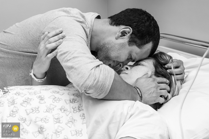 Photo by: <a href="https://www.fpja.com/documentary-family-photography-contests/gisele-soares/rio-de-janeiro/2085821">Gisele Soares - Brazil</a> Rio Grande do Sul hospital photojournalist captured this tender image of a couple embracing before the birth of their child