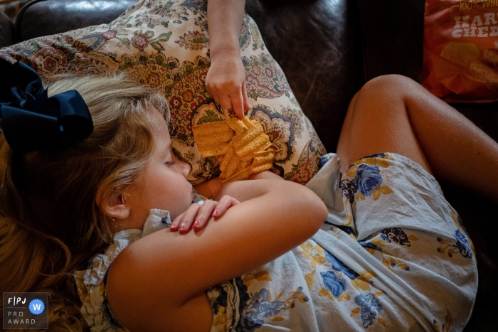 Une petite fille s’endort avec un tas de jetons sur l’oreiller à côté d’elle dans cette photo de famille réalisée par un photographe de Key West, en Floride.