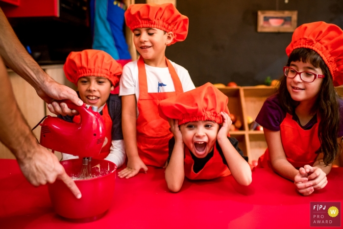 Le photographe de famille documentaire brésilien a capturé cette photo d'un groupe d'enfants en train d'apprendre à cuisiner ensemble