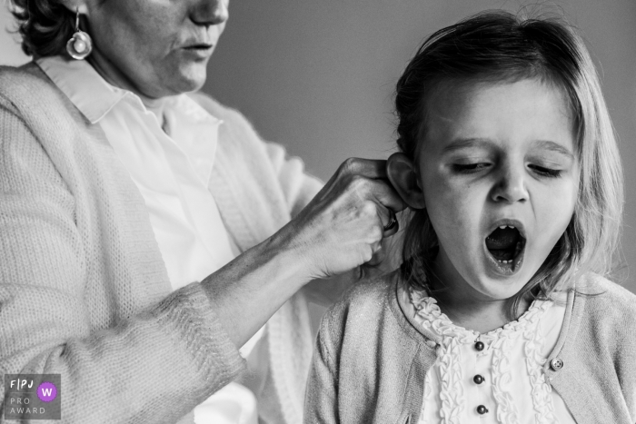 Le photographe de documentaire de Flanders a capturé cette photo en noir et blanc d'une jeune fille bâillant alors que ses cheveux étaient tressés