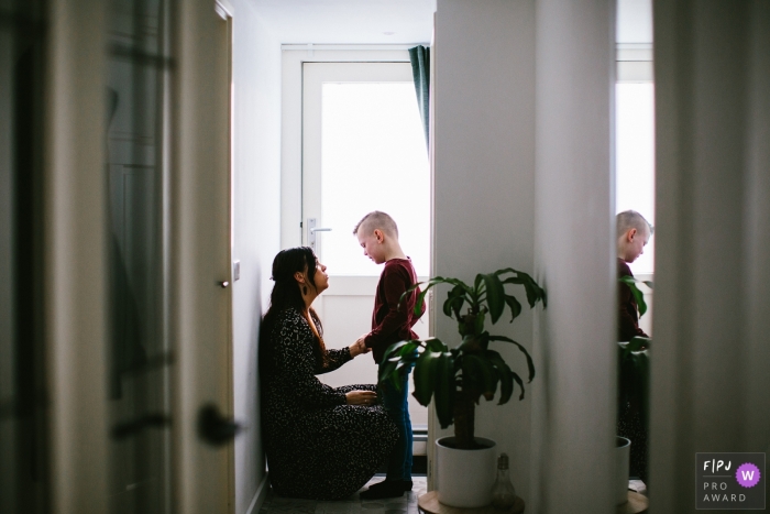 Photo by: <a href="https://www.fpja.com/documentary-family-photography-contests/jolanda-boer/zuid-holland/2088271">Jolanda Boer - Netherlands</a> Netherlands family photographer captured this photo of a mother and son having a talk in the hallway