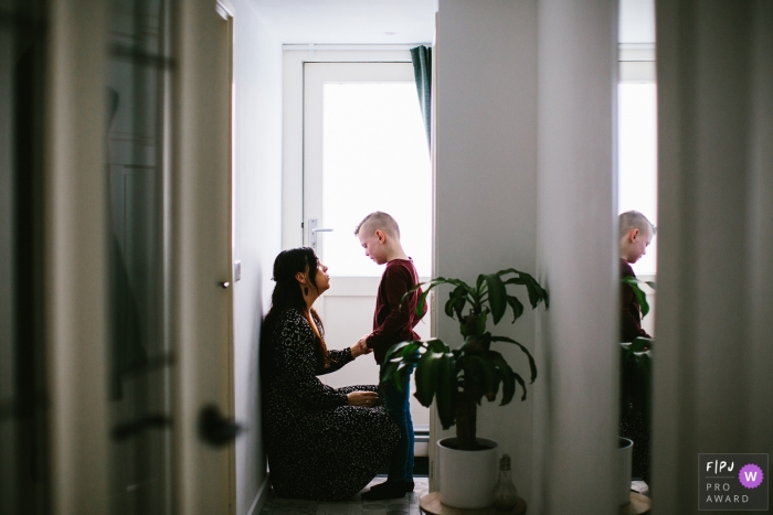 Netherlands family photographer captured this photo of a mother and son having a talk in the hallway