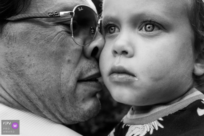 Un père met son visage sur celui de sa fille dans cette image créée par un photographe de la famille d'Anvers.