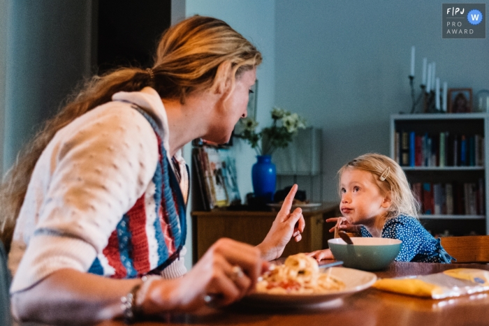 Une mère gronde sa fille à la table du dîner dans cette image primée de la FPJA, capturée par un photographe de famille du Gelderland, aux Pays-Bas.