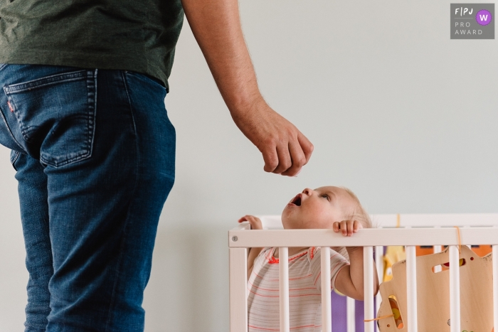 Un bébé lève les yeux vers son père, bouche bée, dans l'attente de le nourrir avec cette photo primée d'un photographe de famille du Gelderland, aux Pays-Bas.