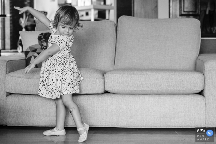 Une petite fille pratique le ballet dans le salon dans cette image créée par un photographe de famille de Berlin, en Allemagne.