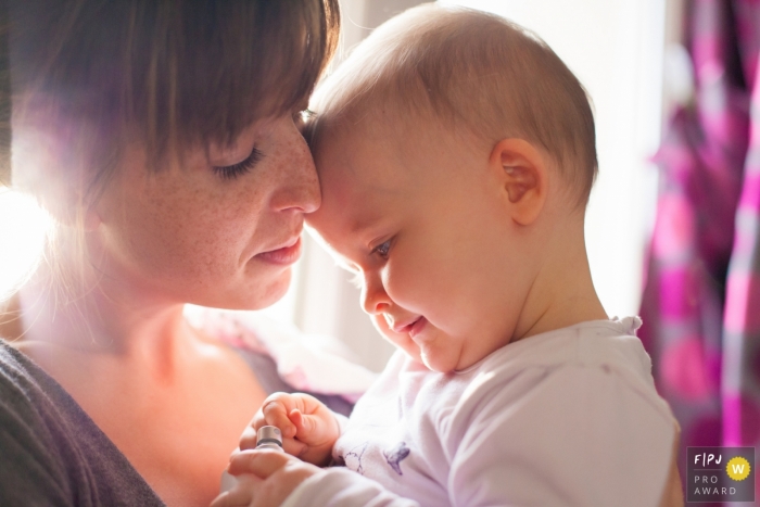 Photo de: <a href="https://www.fpja.com/documentary-family-photography-contests/florent-fauqueux/la-rochelle/2095646"> Florent Fauqueux - France </a> Une mère tient sa petite fille dans cette image créée par un photographe de la famille La Rochelle.