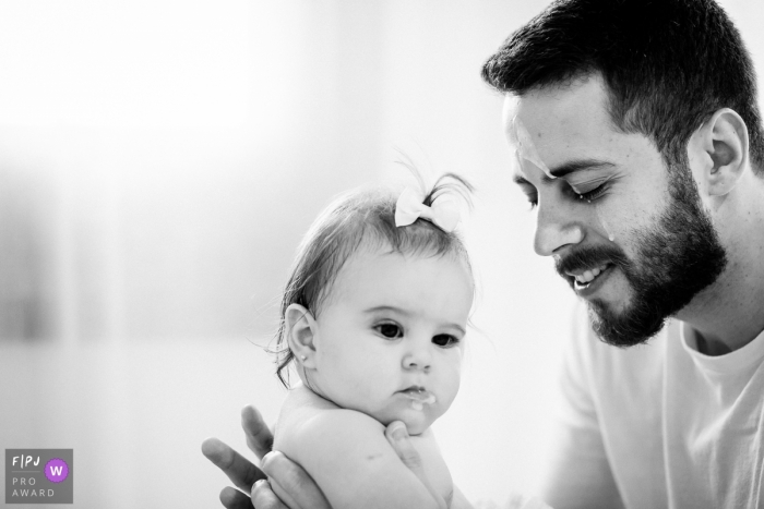 Une petite fille a accidentellement craché sur son père dans cette photo récompensée par une photo par un photographe de famille documentaire de Rio de Janeiro.