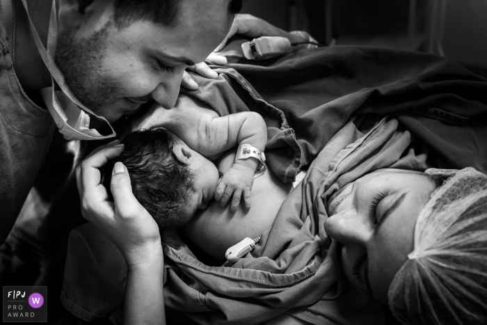 Photo by: <a href="https://www.fpja.com/documentary-family-photography-contests/gabi-marques/minas-gerais/2097246">Gabi Marques - Brazil</a> This black and white photo of a mother and father admiring their newborn was captured by a Brazil documentary family photographer.
